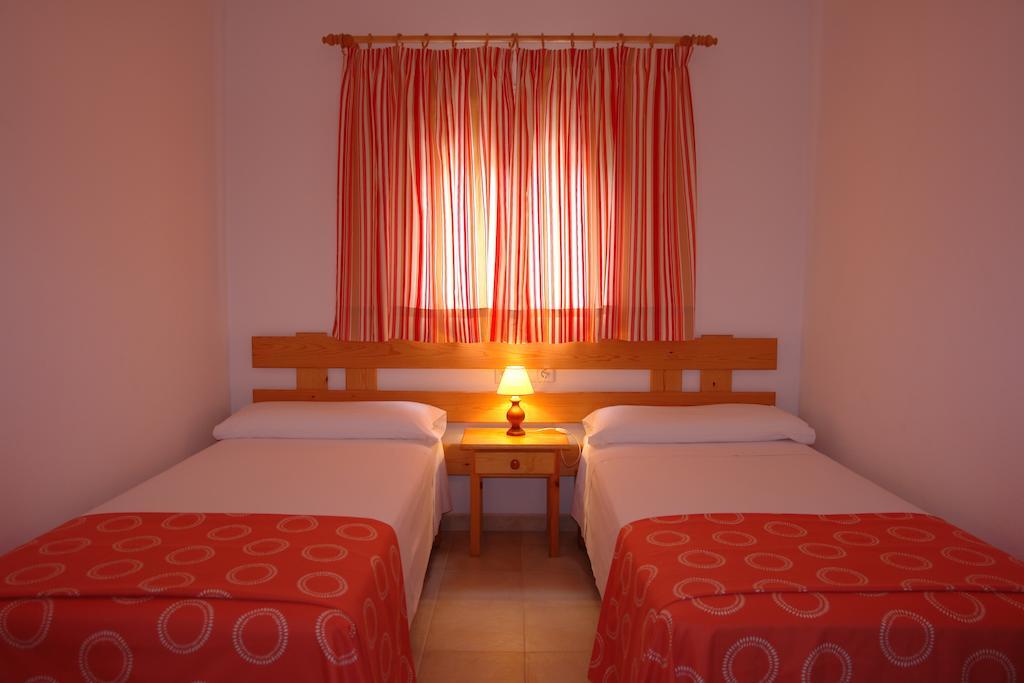 Apartamentos Escandell - Formentera Vacaciones Playa Migjorn Rum bild